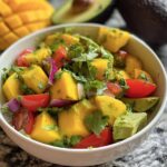Bunter Avocado-Mango-Salat