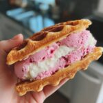 Himbeereis Sandwich mit Knusperwaffeln